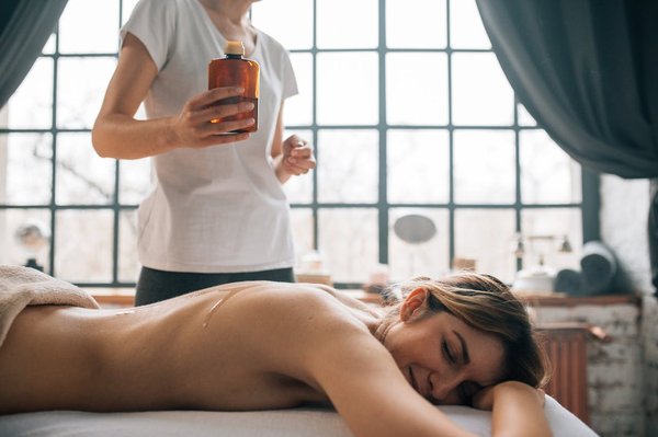 Quels sont les bienfaits des massages aux huiles essentielles et comment les pratiquer ?
