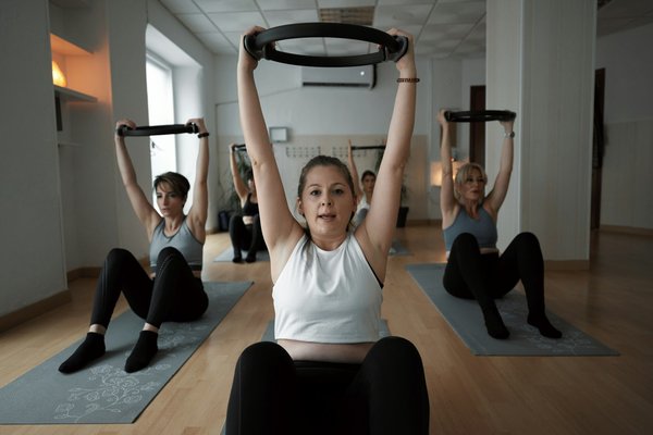 Quels sont les exercices de renforcement des abdominaux pour les femmes pratiquant le pilates ?